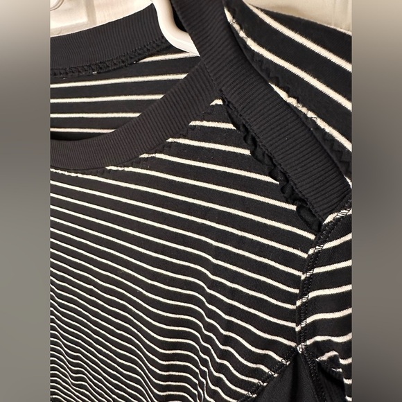 Lululemon Base Runner Long Sleeve
Parallel Stripe Black White / Black - Picture 5 of 7